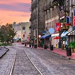 Southern Charmer-Historic District Downtown-Front Porch-Walk Score 90!!-Private Parking-1 Minute To Forsyth Park