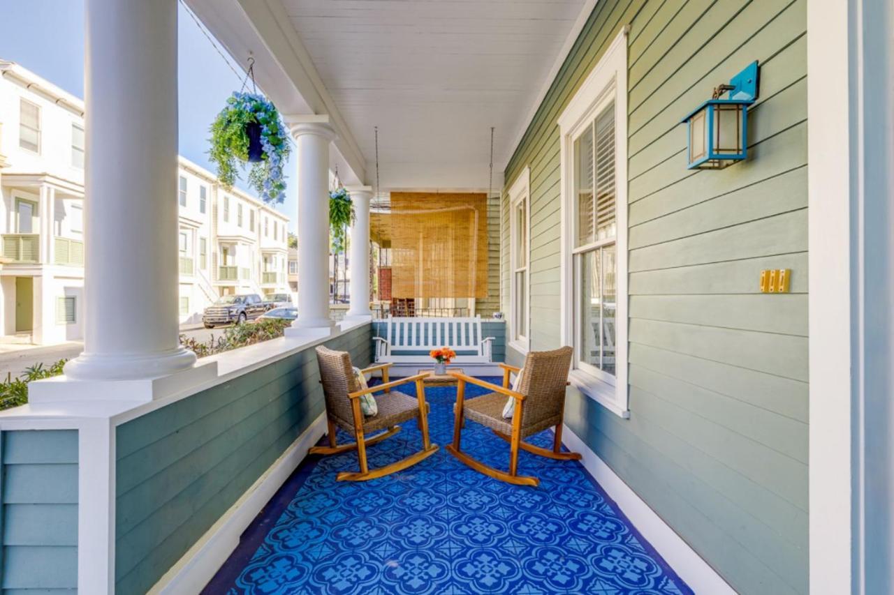 Southern Charmer-historic District Downtown-front Porch-walk Score 90!!-private Parking-1 Minute To Forsyth Park *