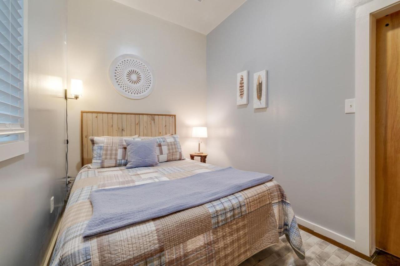 Southern Charmer-historic District Downtown-front Porch-walk Score 90!!-private Parking-1 Minute To Forsyth Park Сasa de vacaciones