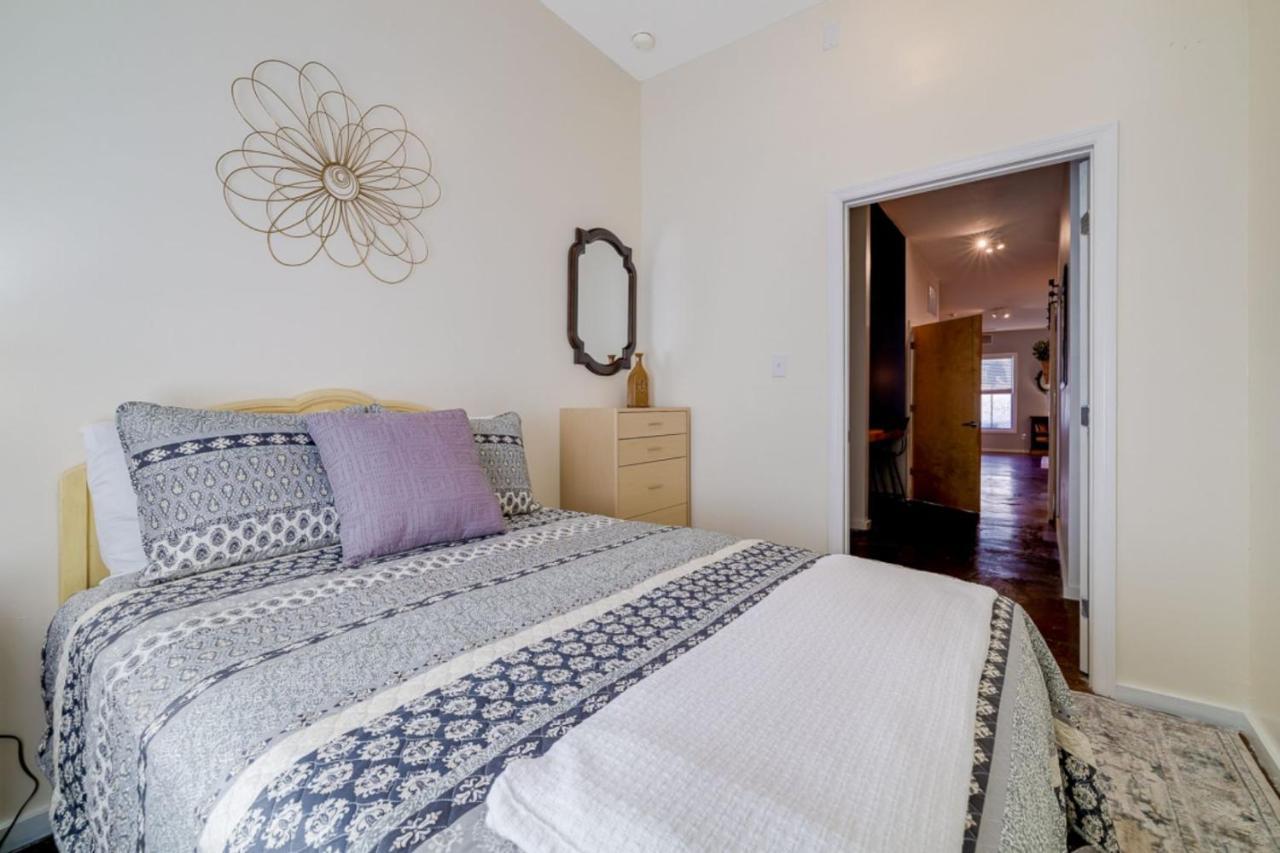 Southern Charmer-historic District Downtown-front Porch-walk Score 90!!-private Parking-1 Minute To Forsyth Park Сasa de vacaciones