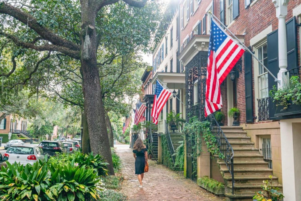 Southern Charmer-historic District Downtown-front Porch-walk Score 90!!-private Parking-1 Minute To Forsyth Park Сasa de vacaciones Savannah