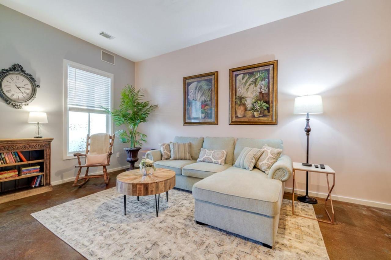 Southern Charmer-historic District Downtown-front Porch-walk Score 90!!-private Parking-1 Minute To Forsyth Park Сasa de vacaciones