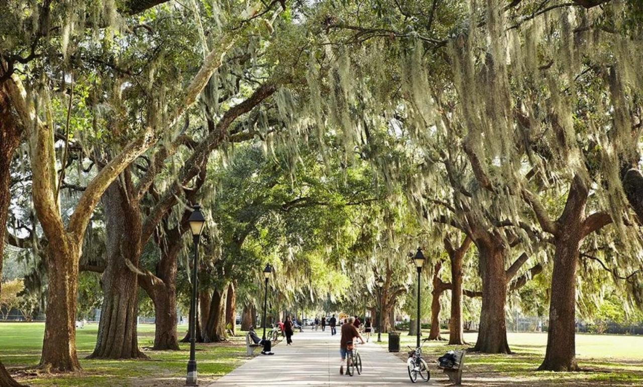 Southern Charmer-historic District Downtown-front Porch-walk Score 90!!-private Parking-1 Minute To Forsyth Park Сasa de vacaciones *
