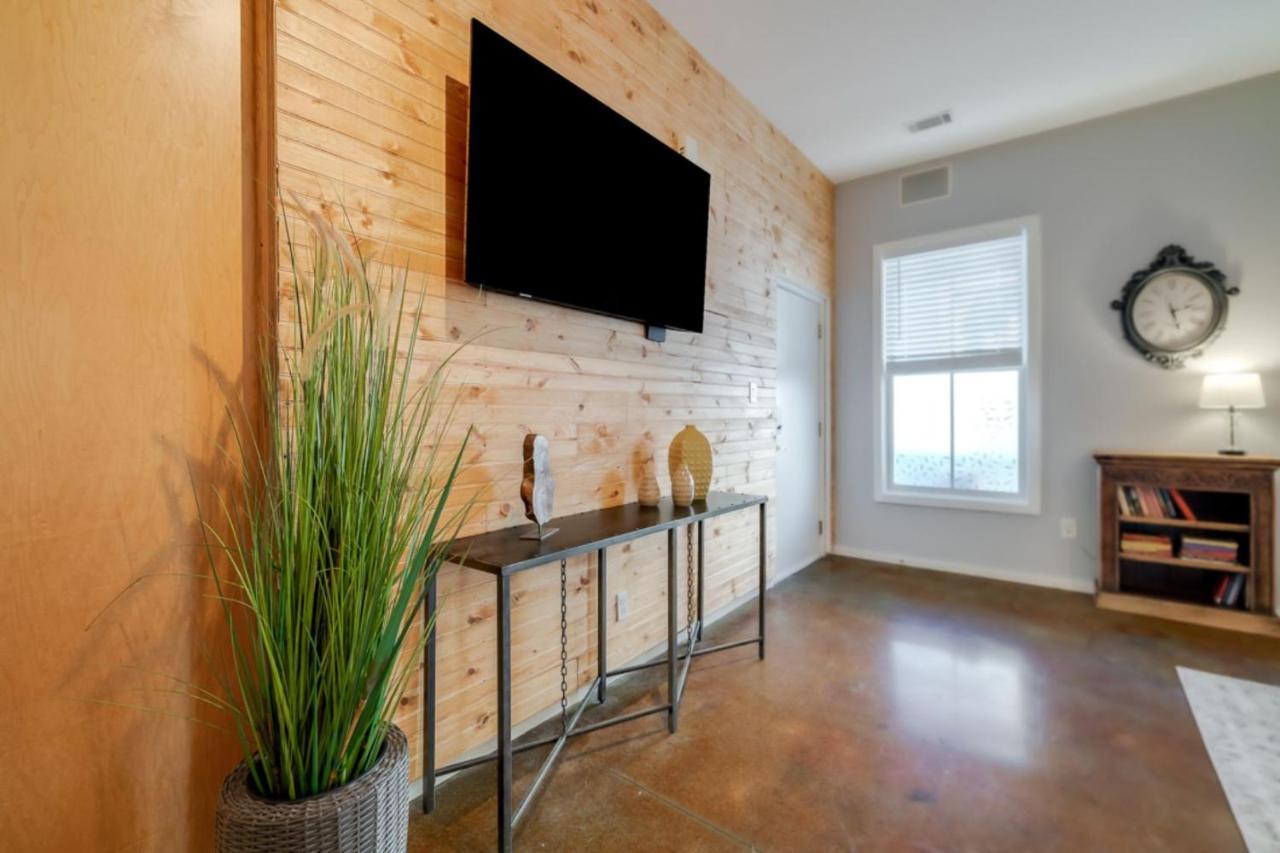 Southern Charmer-historic District Downtown-front Porch-walk Score 90!!-private Parking-1 Minute To Forsyth Park Сasa de vacaciones *