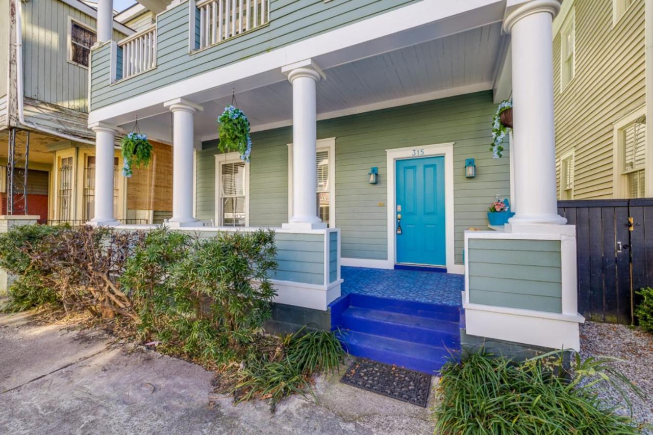 Southern Charmer-historic District Downtown-front Porch-walk Score 90!!-private Parking-1 Minute To Forsyth Park Сasa de vacaciones *