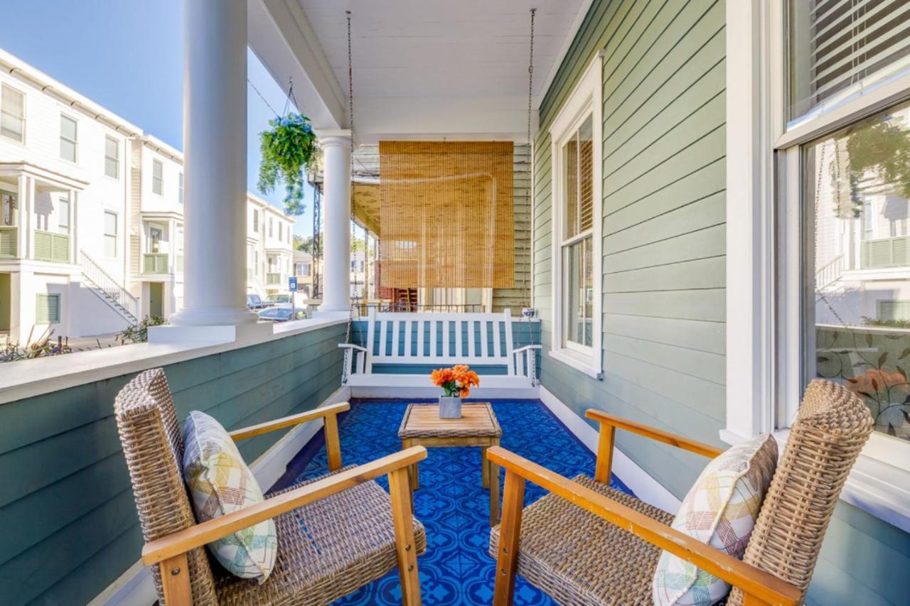 Holiday home Southern Charmer-historic District Downtown-front Porch-walk Score 90!!-private Parking-1 Minute To Forsyth Park *