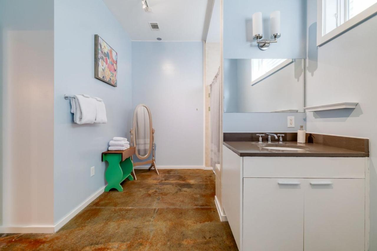Holiday home Southern Charmer-historic District Downtown-front Porch-walk Score 90!!-private Parking-1 Minute To Forsyth Park Savannah